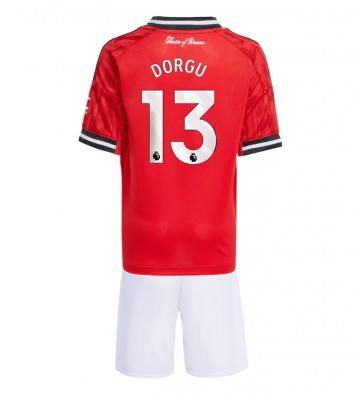 Manchester United Patrick Dorgu #13 Replika Babytøj Hjemmebanesæt Børn 2025-26 Kortærmet (+ Korte bukser)